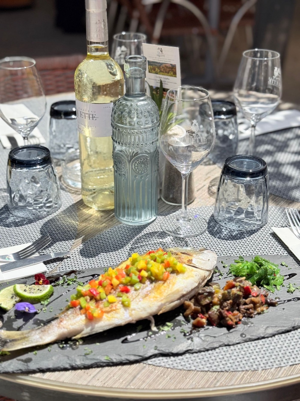 Plat de poisson servi en terrasse au restaurant Le Tequila à Fréjus